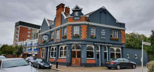 Picture 1. The Black Dog Beer House, Brentford, Greater London